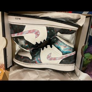 Air Jordan 1 MID SE (GS) Youth Size 5